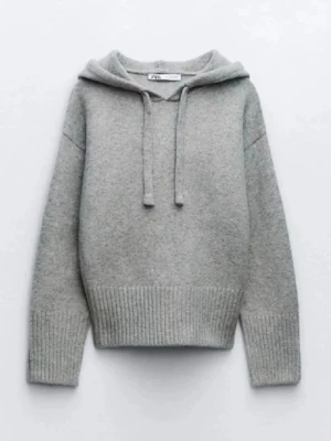 Populär stickad hoodie - Säljer denna supersnygga hoodie då den inte längre passar mig. Den är i storlek S och har inga större defekter. Köpt på Zara för ca ett år sedan men har endast används fåtal gånger