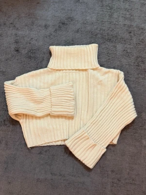 Cropped stickad tröja  - Jätte fin tröja storlek L står det men Passar mig som har S perfekt 