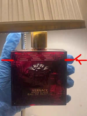 Versace Eros Flame EdP 100ml - Versace Eros Flame Eau de Parfum i en snygg röd flaska med guldiga detaljer. Volym: 100 ml. Perfekt för dig som vill sticka ut med en ikonisk doft från ett välkänt modehus.