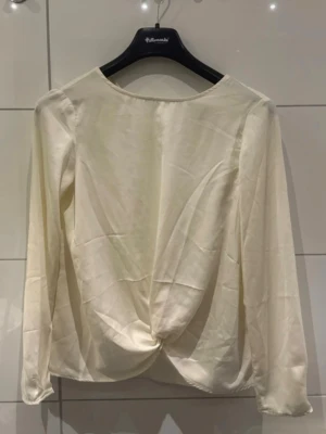 Blusar  - Säljer min superfina blus som inte kommer till användning den är så jätte fin❤️