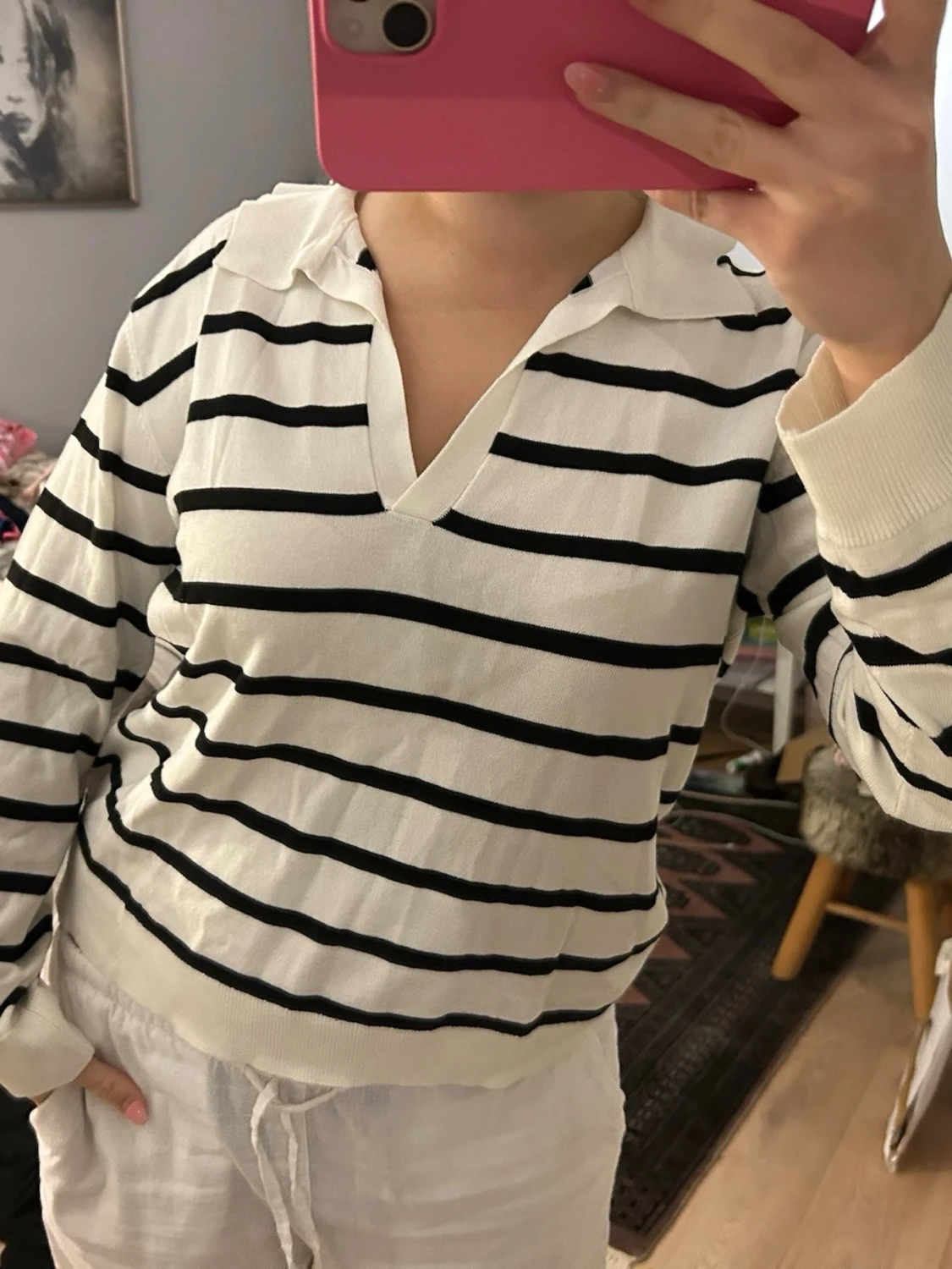 Randig vit och svart långärmad tröja