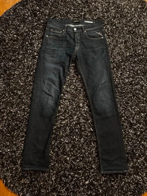 Replay Grover  - Säljer mina feta replay Grover jeans jag inte längre använder. De är strl 30x32 och väldigt bekväma, tveka inte på att höra av dig vid fler frågor🤩