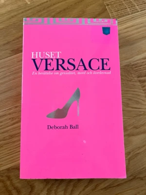 Huset Versace - Upptäck mode, kändisar och dramatik i denna fascinerande berättelse om familjen Versace. Perfekt för dig som gillar glamour, lyx och spännande livsöden – från kreativitet och framgång till motgångar och mysterier.