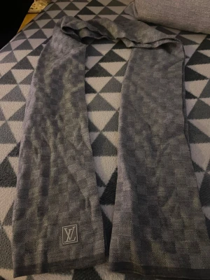 Halsduk - Säljer eftersom den inte kommit till nån användning. 