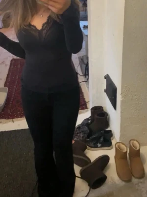 Svarta jeans – sitter så snyggt 🖤 - Säljer ett par svarta jeans i stretchigt och skönt material. Väldigt smickrande passform och enkla att styla till allt – både vardag & fest 🖤 Använda få gånger så är i fint skick.📦 Kan skickas direkt 💬 Pris kan diskuteras vid snabb affär🤍