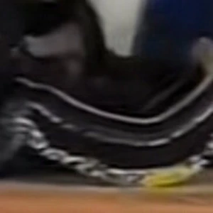 Svart vit motorcykel hjälm och vitprickiga glasögon  - Cool motorcykelhjälm i svart och vitt med grafiska detaljer och visir framtill. Hjälmen har en sportig design och täcker hela huvudet för extra skydd. Perfekt för dig som gillar fart och äventyr. Och ett riktigt snygg vitprickig glasögon tillbehör.