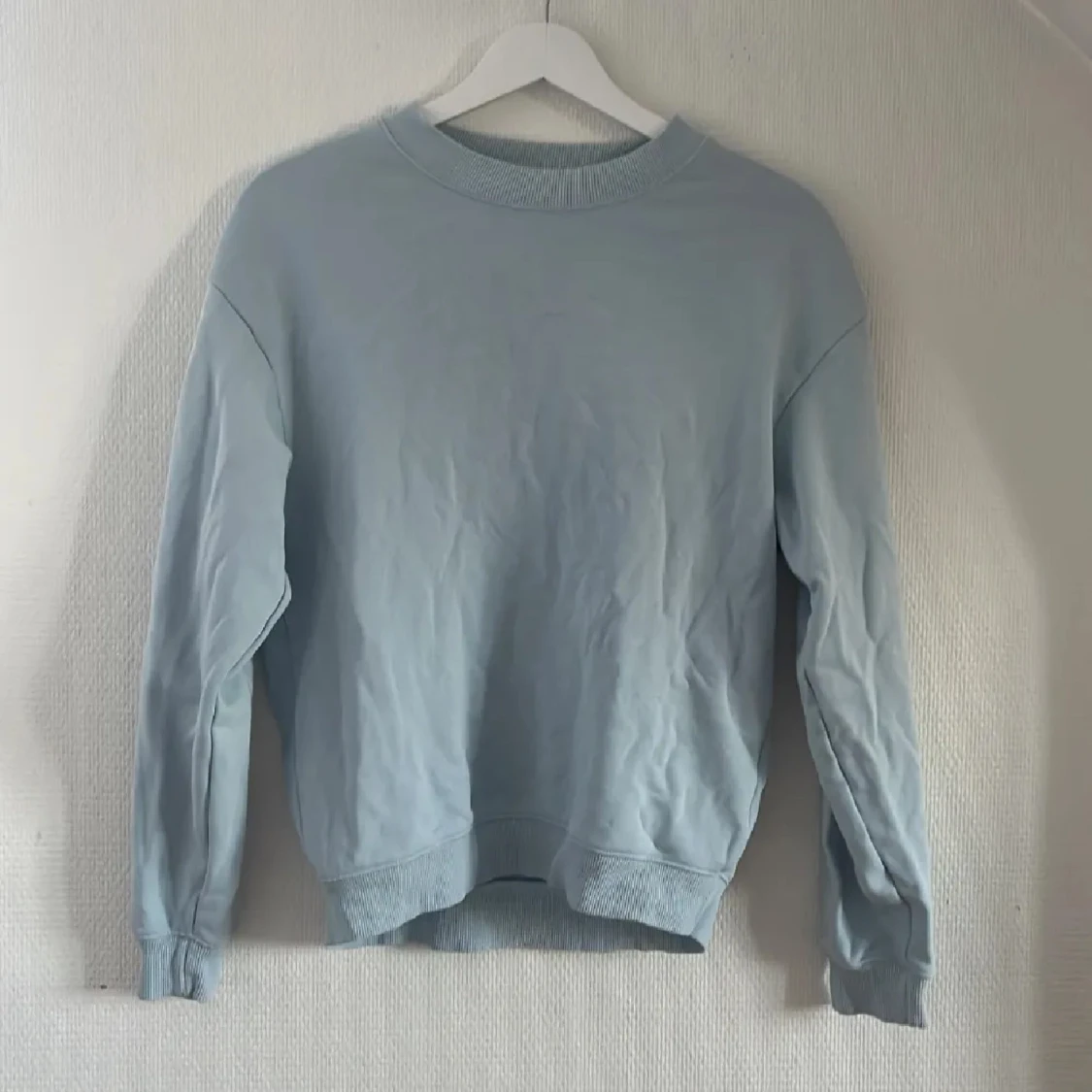 Monki Ljusblå sweatshirt med rund hals