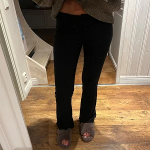 Lågmidjade kostymbyxor - Så snygga kostombyxor med låg midja, står ingen storlek men passar mig som vanligtvis är s!🤎