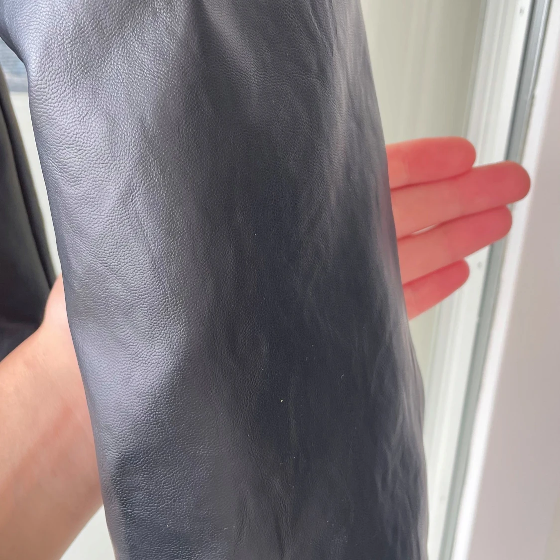 Svart skinnjacka med huva från H&M - 4