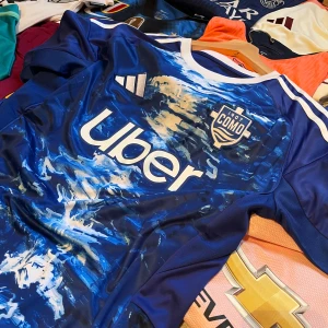 Como Dele alli fotbollströja -  	•	Pris: 249 kr 	•	Skick: 10/10 	•	Storlek: M/S 	•	Lag/klubb: Como  	•	År/säsong: 2025 	•	Färg: Blå 	•	Tryck: DELE 8