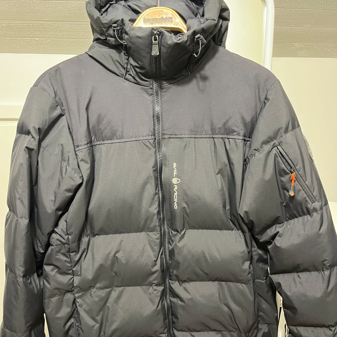 Svart Sail Racing dunjucka