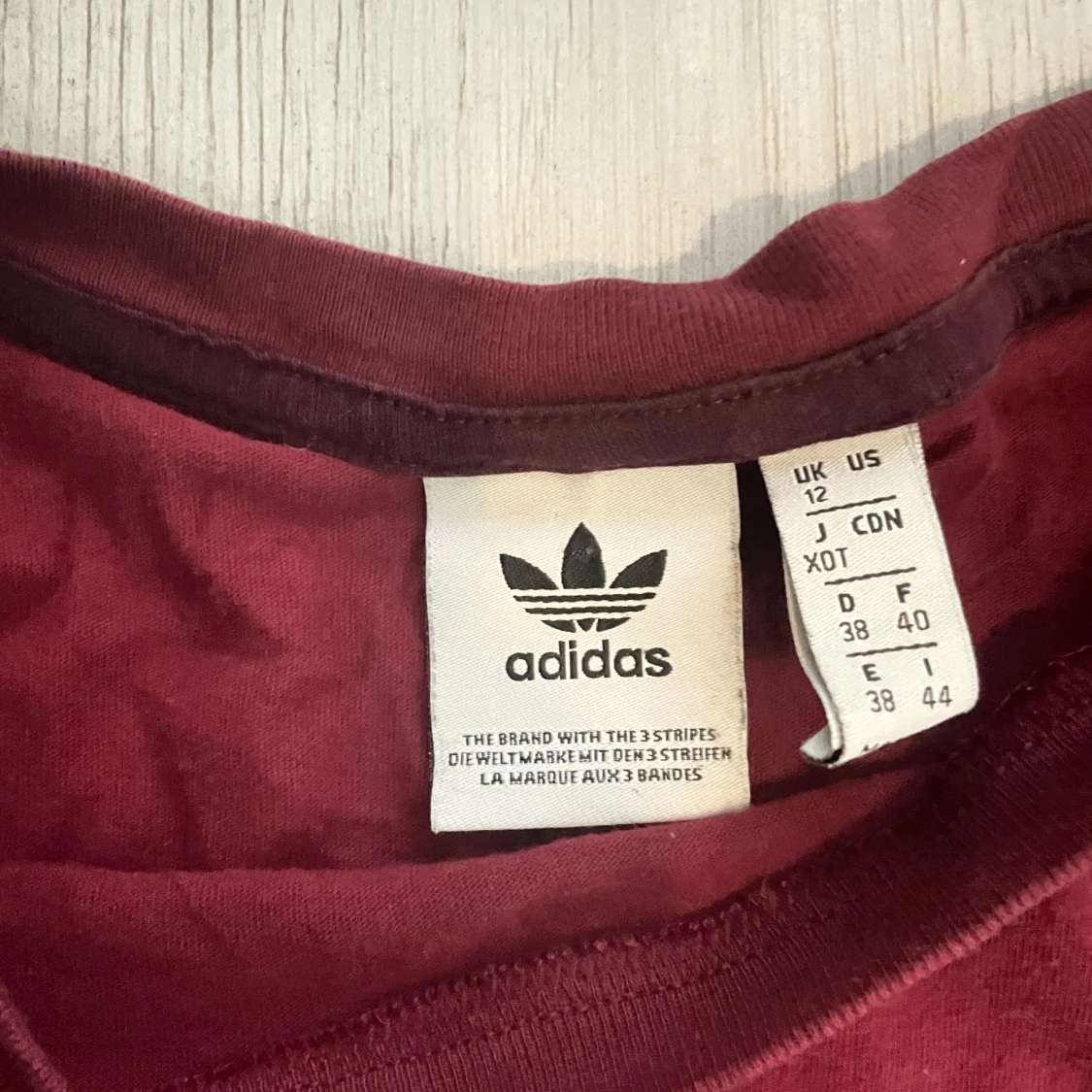 Vinröd Adidas t-shirt med ränder - 2