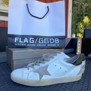 Golden Goose Superstar sneakers, vit/grå - Tjenare, säljer ett par Golden Goose skor, skorna är använda lite men ffr i bra skick, har tyvärr inget kvitto, men låda och påse till. Skriv gärna om ni har några frågor, priset är flexibelt vid snabbt köp