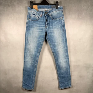 Dondup George  - - Dondup George — Storlek 30/30 — 9/10 - Bra skick utan skavanker — Inkluderat - Jeans — Retail 4000 — Modellen är 180cm, 65kg