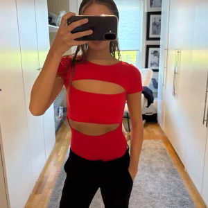 Röd body med cut-outs - Super snygg röd body med cut-outs