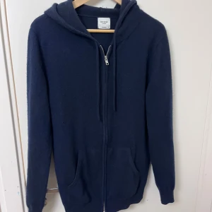 Kashmir hoodie från John Henric - Riktigt snygg zip hoodie i 100% Kashmir från John Henric | Lite nopprig men annars Mycket bra skick✅| Storlek M |