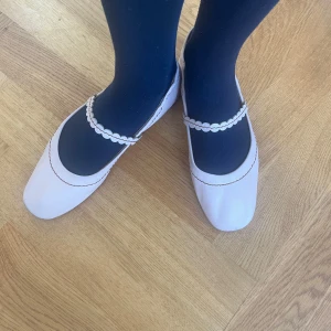 See by Chloé-Ballerina skor  - Hej! Säljer dessa ”ballerina” skor från det lyxiga och etablerade franska modehuset Chloé.  Snygg och minimal design som samtidigt höjer varje outfit till nästa nivå! Passar till allt från vardagsanvändning till den finaste av middagar, orginal påse ingår självklart! Nypris ligger på runt 3200kr, skriv för eventuella frågor! 😃