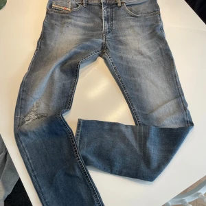 Blå Diesel jeans med slitningar - Diesel jeans med en väldigt fin tvätt. 