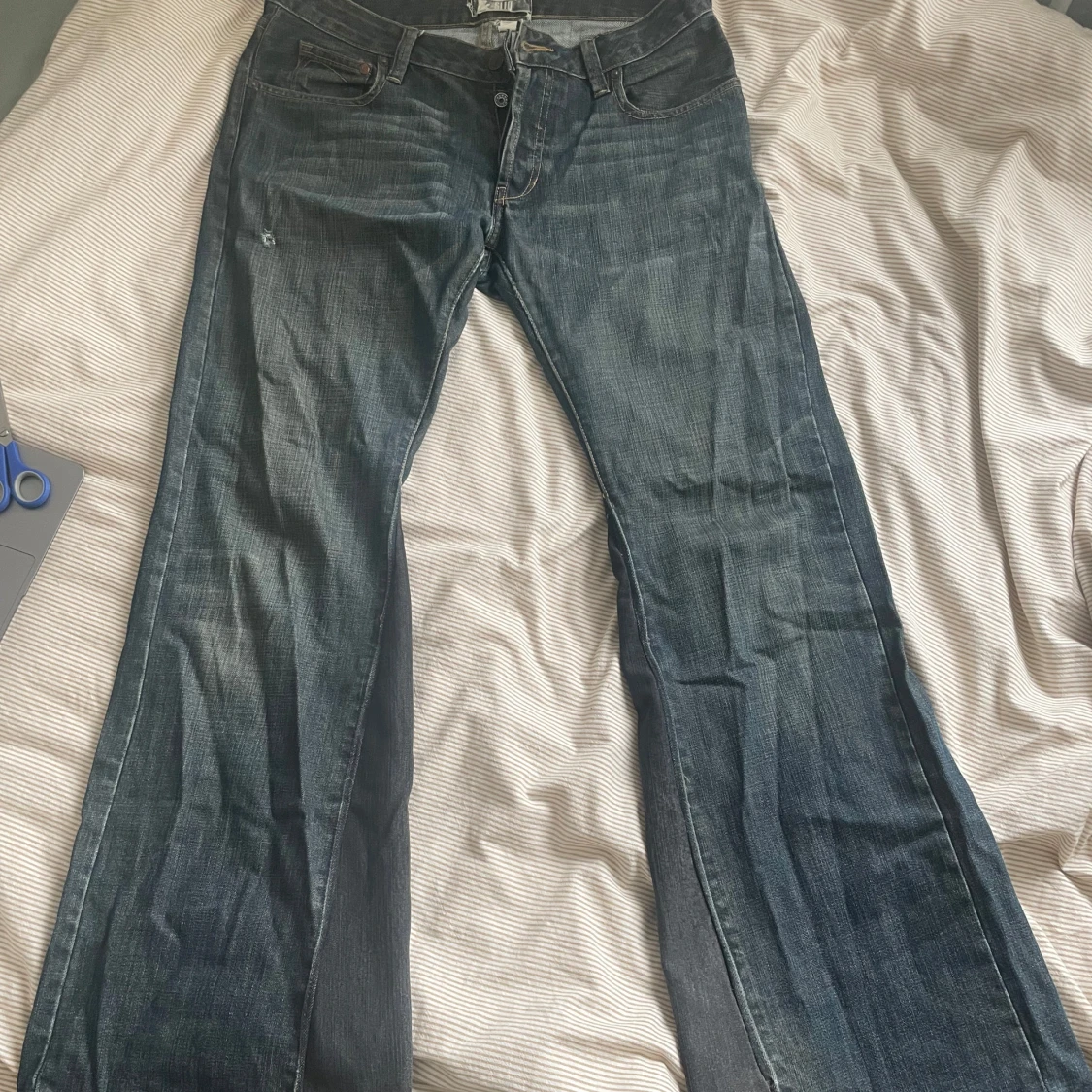 Blå bootcut jeans med utsvängda ben