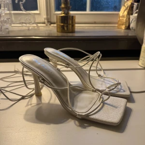 Vita klackade sandaler Public Desire - Vita klackar, aldrig använda.