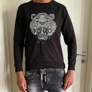 Kenzo Paris tröja strl XS - Storlek XS. Helt ny. Fin replika med grym kvalitet. Modellen är 175cm väger 67kg. Pris: 800kr. Först till kvarn som gäller. Skickas direkt inom 24h