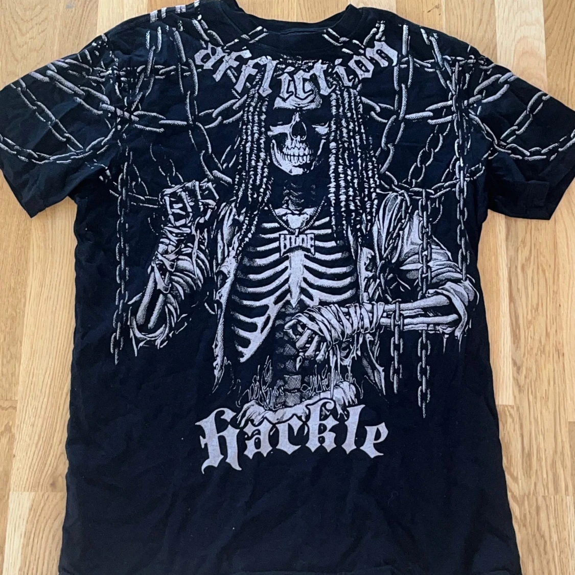 AFFLICTION X HAUNTED MOUND HACKLE TRÖJA