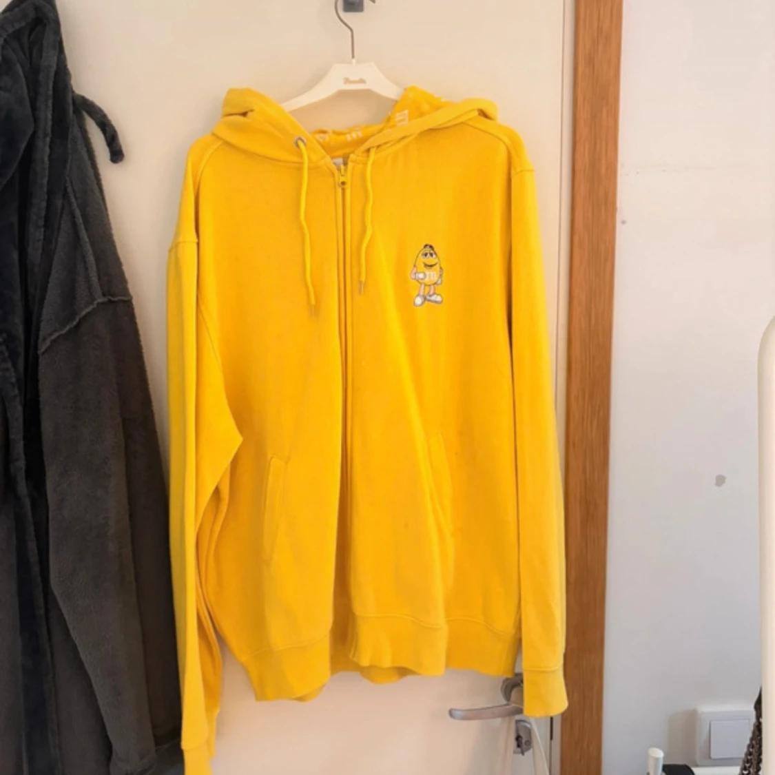 Gul M&M's World hoodie med dragkedja - 2