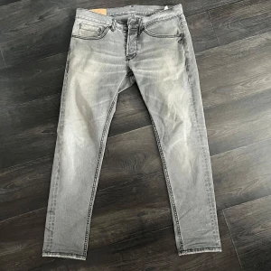 Dondup George - Dondup George | W32 | skick 9/10 | gråa med skön tvätt | Nypris 4000 vårt pris 899kr | skriv vid frågor eller funderingar och snabb affär = bättre pris