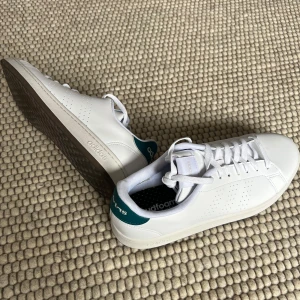 Adidas Advantage Limiterade nypris:1199 - Hej! Jag säljer nu mina Adidas Advantage GW5537 då jag har för många skor och dessa inte kommer till användning. De är köpta i Norge och kvitto finns. Skorna är endast testade en gång och är i nyskick. Med adidas cloudfoam sula (vilket faktiskt var anledningen till att jag köpte dem) blir skorna extremt sköna och ett perfekt alternativ för daglig anvöndning. Skorna är i storlek 43 och 1/3 och jag skulle säga att den storleken stämmer bra. 