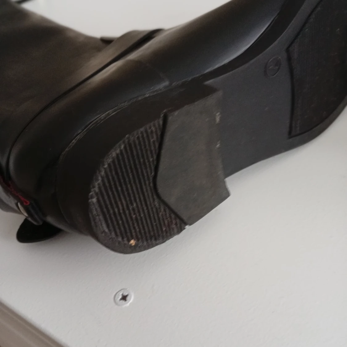 Svarta stövlar med röd dragkedja - 4