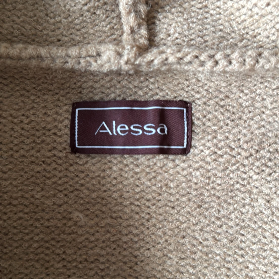 Beige stickad hoodie med päls från Alessa NY - 2