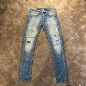 Dondup george - Dondup jeans med otrolig wash. Skick 9/10 inga defekter. Dessa byxor får bara bättre och bättre fade när man använder dom. Pris går att diskutera vid frågor och funderingar är de bara att höra av sig👍