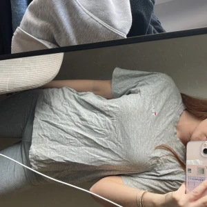 Grå t-shirt från Fila - Jag har inte orkat stryka den så ursäkta det. Snygg filatröja som är perfekt fit enligt mig då den inte är så lång. Storlek M men sitter mer som S 