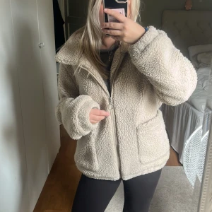 Beige teddyjacka - Så fin och mysig beige teddyjacka, perfekt till vinter!💕passar även M