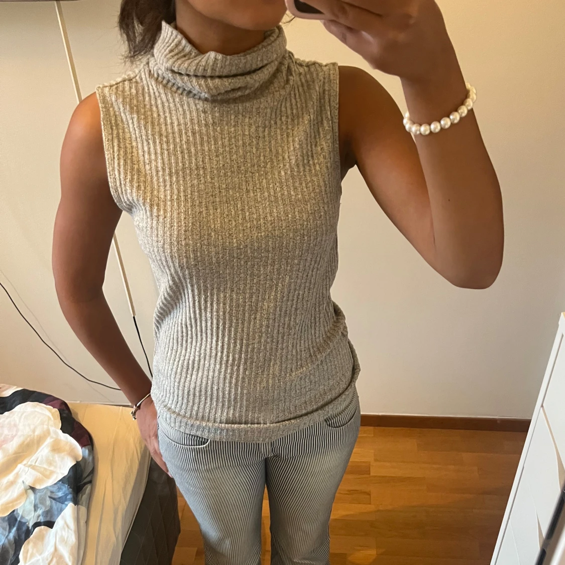 Grå ribbad polotopp från Visual Clothing Project