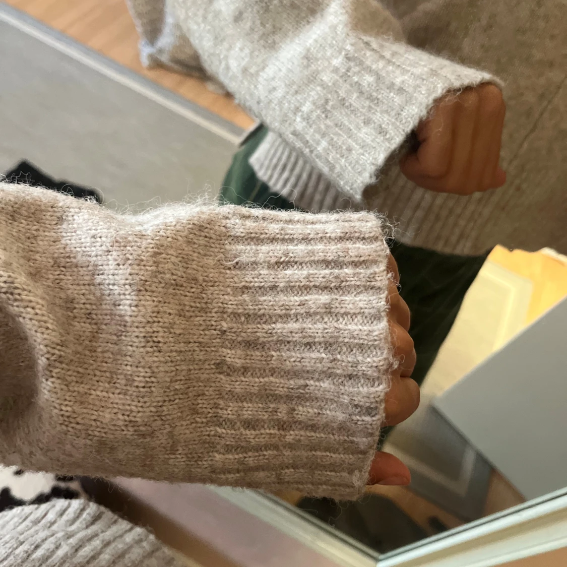 Beige stickad tröja med hög krage - 3