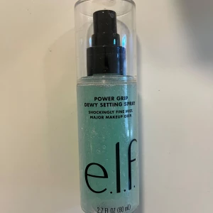 e.l.f. Power Grip Dewy Setting Spray - Fräsch och återfuktande setting spray från e.l.f. . ger en dewy finish till din makeup. Hälften kvar 