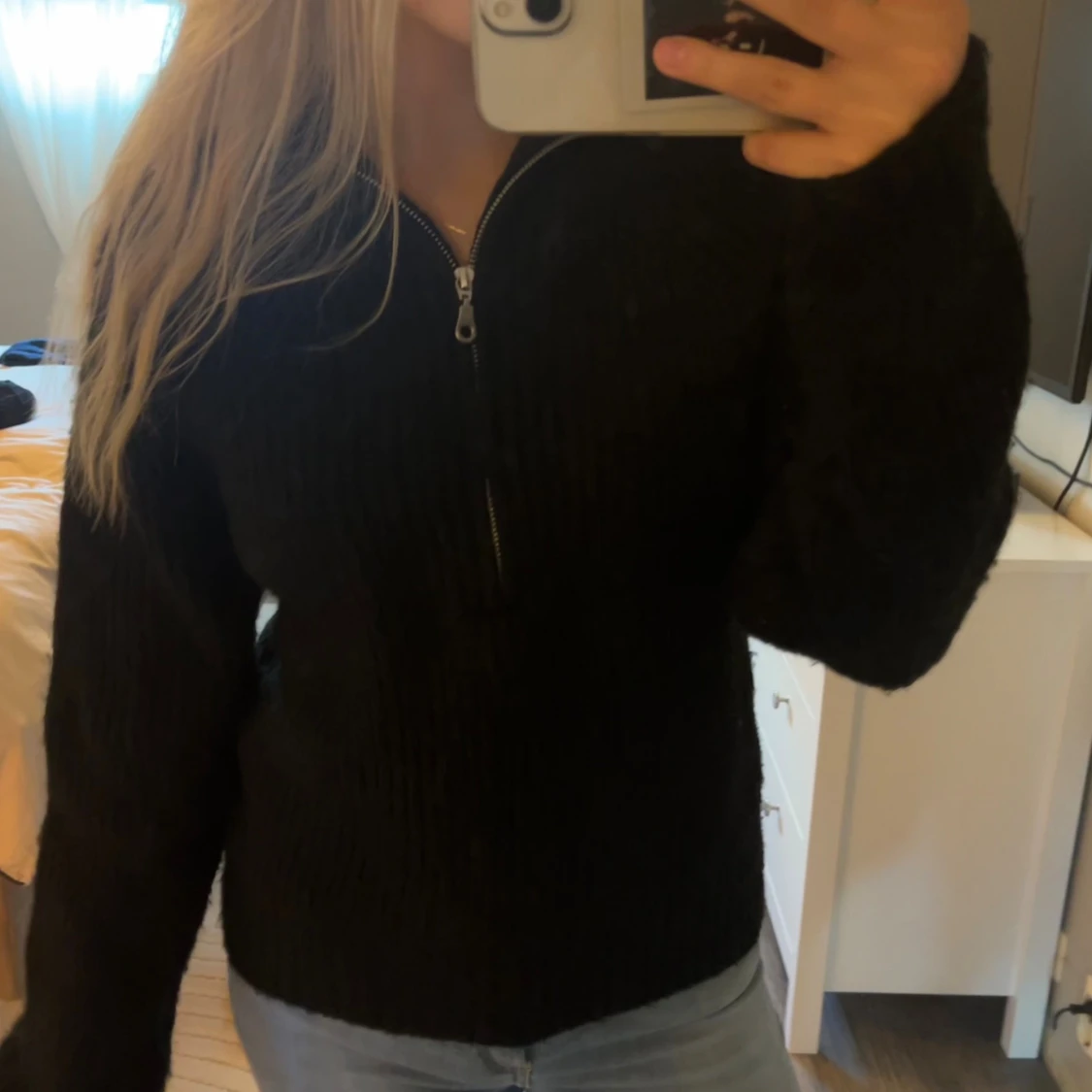 Svart stickad tröja med half zip