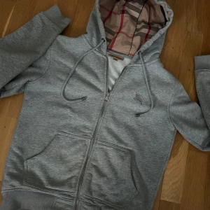 Burberry Hoodie - Använd fåtal gånger. Storlek S passar bäst de mellan 170-177. Skriv gärna vid funderingar!