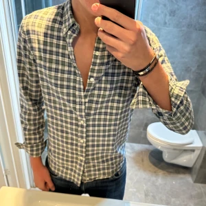Denim & supply rutig skjorta Ralph lauren  - Snygg rutig skjorta från Ralph lauren. Skjortan är i riktigt bra skick och har inga defekter. Jag är 188cm och bär storlek S. Jag upplever att den är något kort på mig men det är en smaksak. Hör av er vid frågor;)