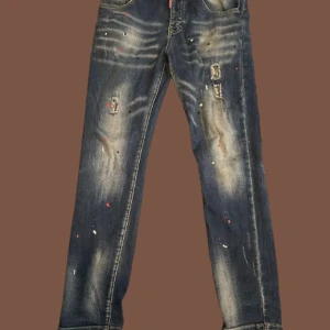 Dsq2 Jeans  - Dsq2 jeans knappt använde och superfina. Dem sitter jätteskönt och passar fint med alla olika stilar. Pris kan diskuteras vid snabb affär.