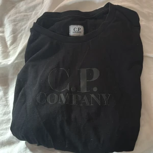 Svart C.P. Company t-shirt - Svart t-shirt från Cp company. Nypris 800kr. Pris går att diskutera. Varan är såklart äkta!
