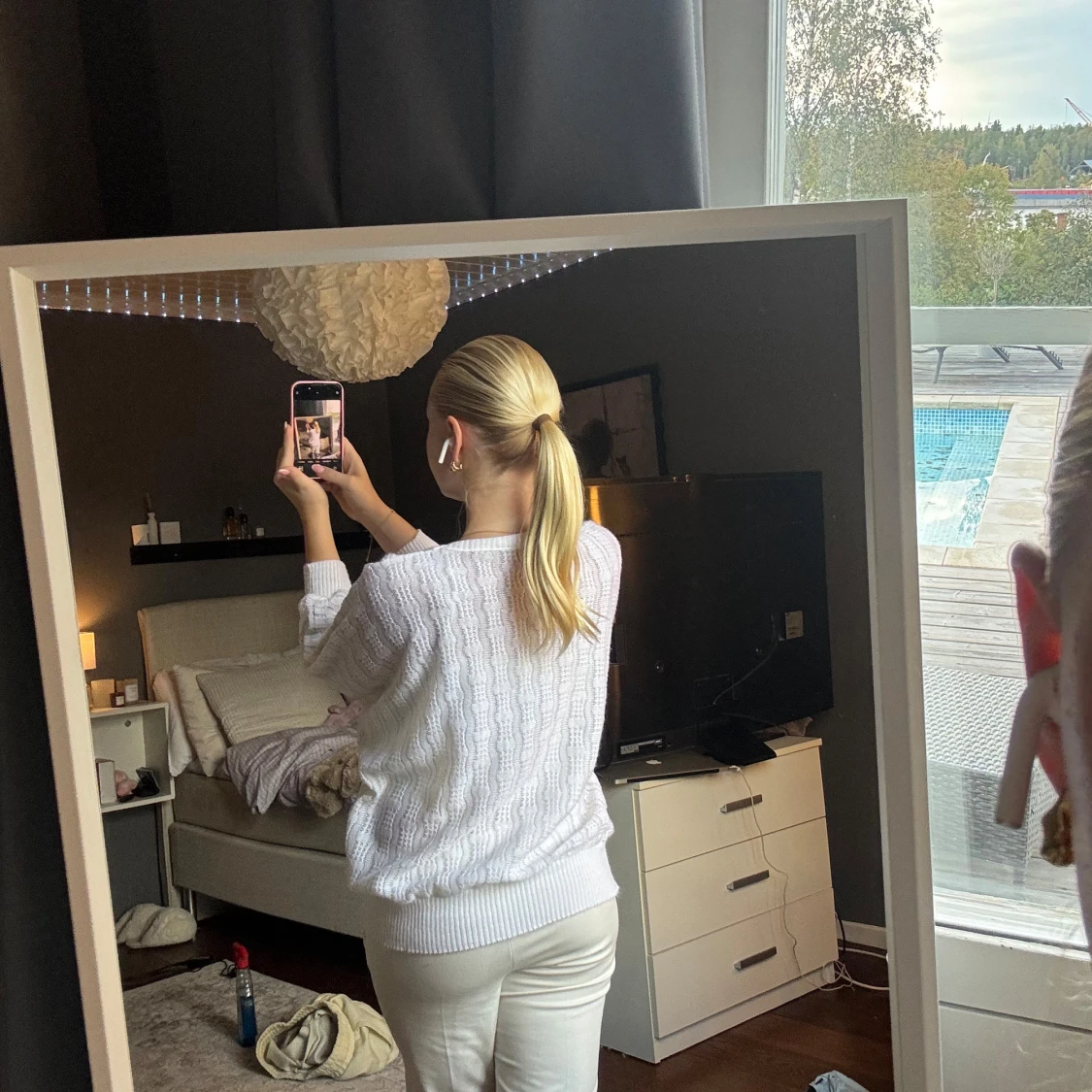 Vit stickad tröja med strukturmönster - 2