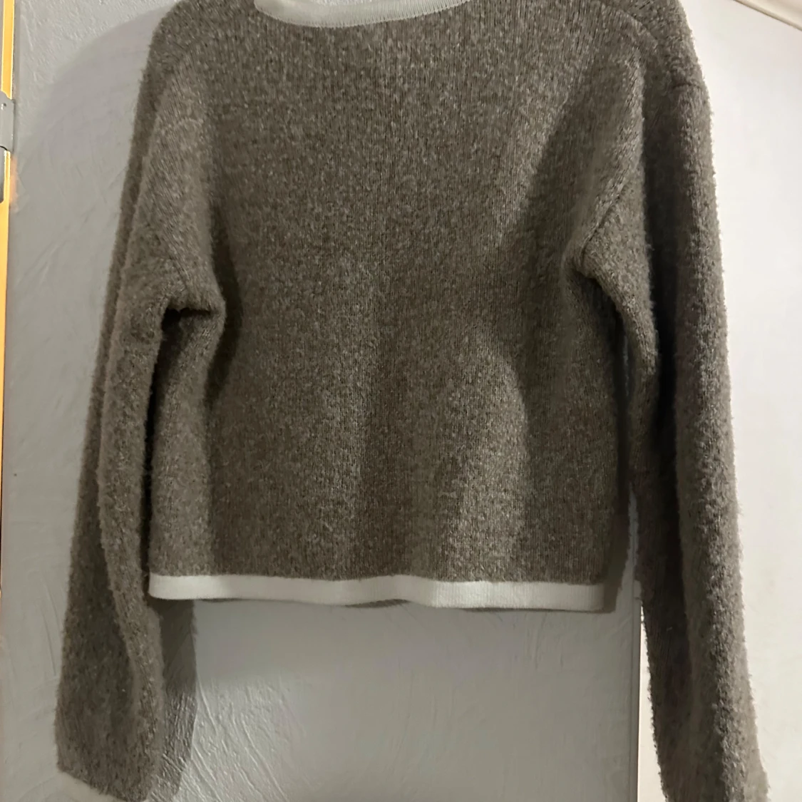 Beige stickad kofta med vita detaljer - 1