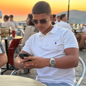 Vit pikétröja från Polo Ralph Lauren - Vit pikétröja från Polo Ralph Lauren i slim fit-modell. Klassisk krage, korta ärmar och knappar framtill. Ikoniska broderade loggan i mörkblått på bröstet. Tillverkad i bomull med stretch mesh för extra komfort.