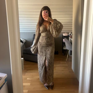 Adoore klänning - Adoore klänning, storlek 36. Klänningen har några defekter som syns på bilderna 