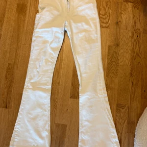 Vita bootcutjeans - Bra skick och stretchigt material🩷passar S-M