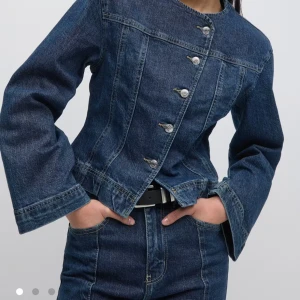Mörkblå jeansjacka med utsvängda ärmar - Snygg jeans jacka slutsåld på gina tricot. Jätte snygg nu till hösten!! Använd en gång🩷