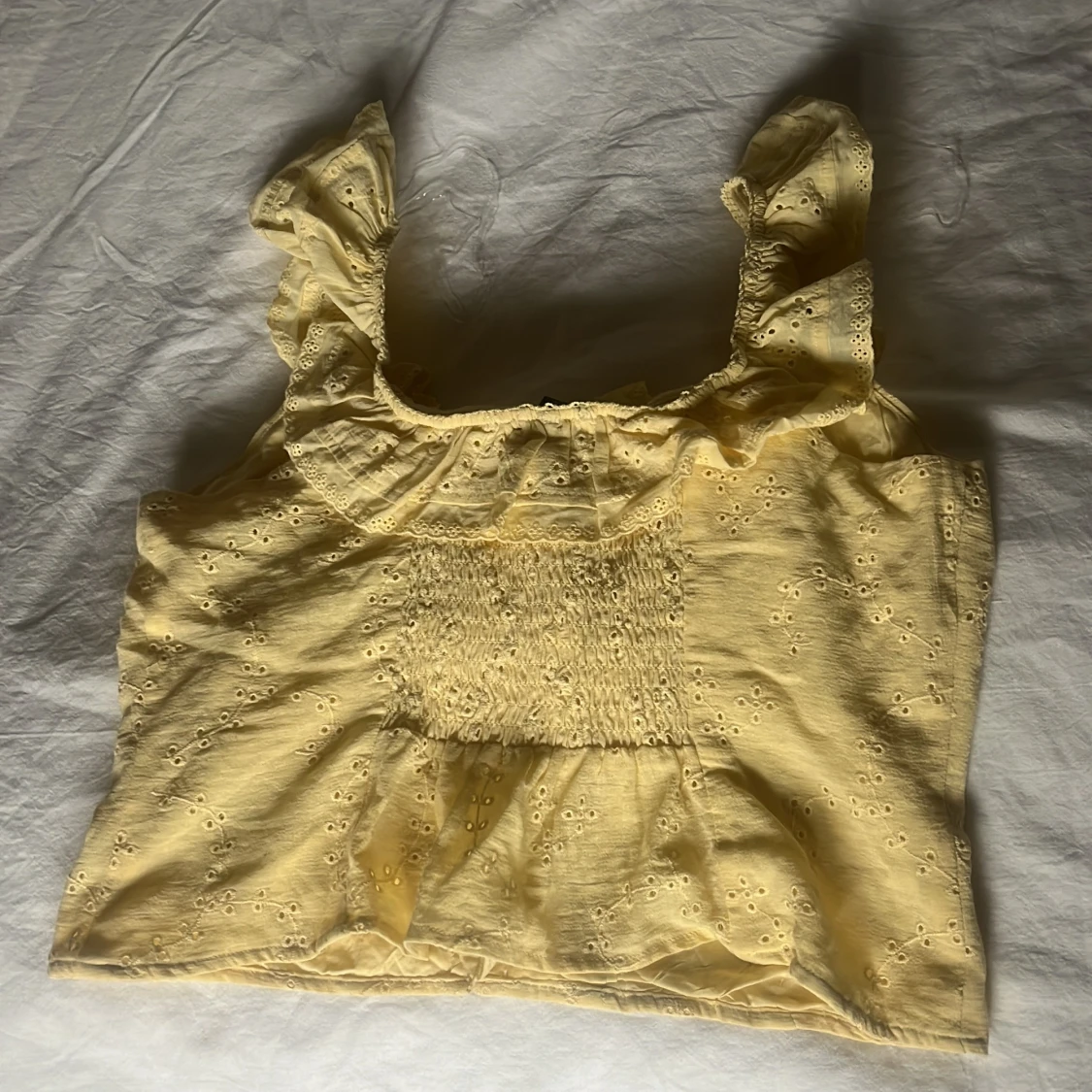 Gul blus med volang - 1