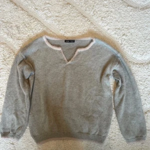 Grå stickad tröja  - Grå Stickad tröja i storlek S från SHEIN med ljus rosa färg runt nacken, armarna och midjan🌸  Finns även tillgänglig i Skövde,Borås & Värnamo om ni inte vill betala frakt!🥰❤️